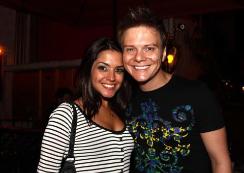 Michel Teló sai para jantar romântico com Thaís Fersoza